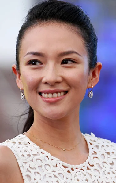 2013 日中部中国河南省鄭州市の住宅プロジェクトのプロモーション イベントで笑顔を見せる中国の女優チャン ツィイー — ストック写真