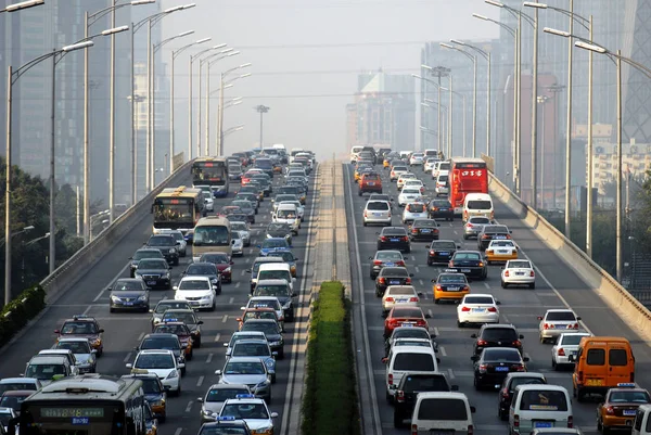 2011年9月23日 北京のラッシュアワーの間 車やバスの大量が交通渋滞の中でゆっくりと動く — ストック写真