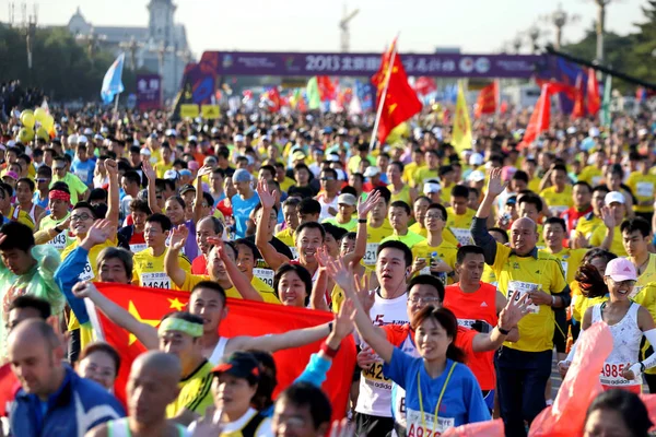 Futók Ünneplik Mint Lökés Közben 2013 Pekingi Nemzetközi Maraton Pekingben — Stock Fotó