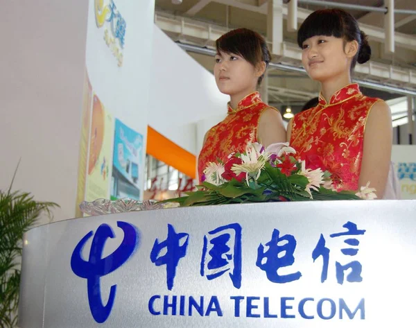 中国の従業員は 2009年9月3日 中国東部江蘇省南京での展示会中に中国テレコムのスタンドで見られます — ストック写真