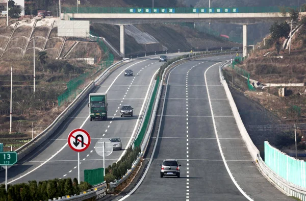 車両は ルーディ市 中央中国湖南省のルーディ市 ルーディ 高速道路で移動します 2012年12月23日 — ストック写真