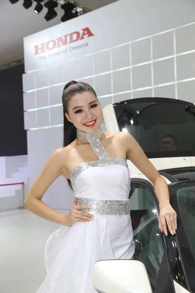 Een Model Vormt Met Een Honda Auto Tijdens 11E China — Stockfoto