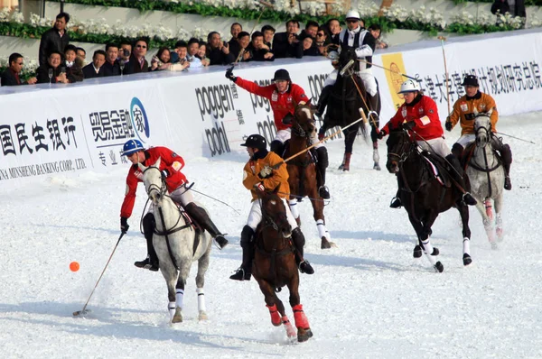 2012年2月4日 天津で開催されたアジア初のスノーポロワールドカップで オレンジ とイングランド レッド の選手が対戦します — ストック写真