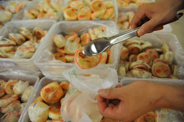 中国の顧客が2013年9月10日 中国東部山東省Rizhaoの店でムーンケーキを選ぶ — ストック写真