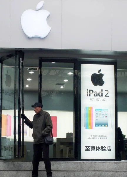 Мужчина Проходит Мимо Рекламы Планшетного Ipad Авторизованном Магазине Apple Городе — стоковое фото