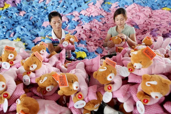 Mulheres Trabalhadoras Chinesas Costuram Brinquedos Recheados Para Serem Exportados Para — Fotografia de Stock