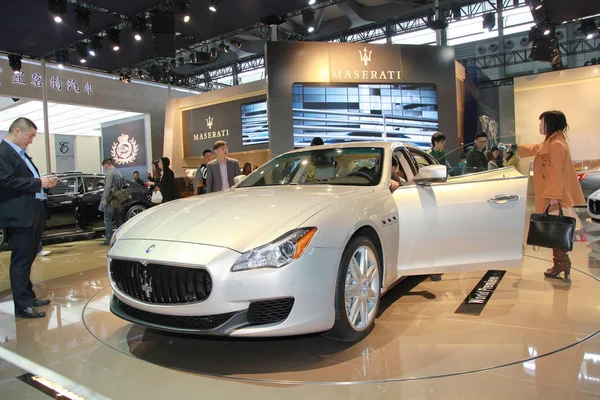 Los Visitantes Prueban Miran Coche Maserati Durante 15ª Exposición Internacional — Foto de Stock