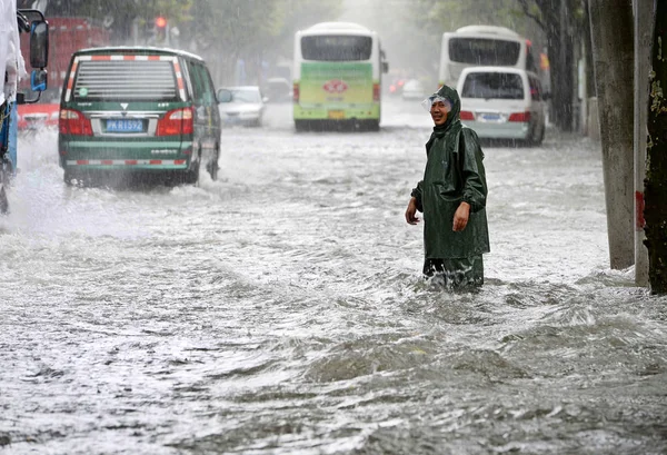 Pedestrian Stands Flooded Road Heavy Rain Caused Typhoon Fitow Shanghai — Stock Photo, Image