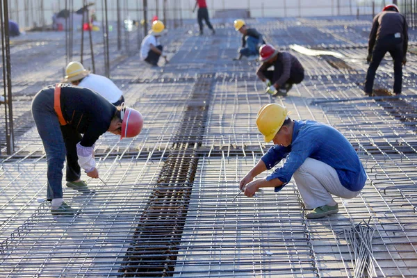 File Travailleurs Migrants Sur Site Construction Projet Immobilier Dans Ville — Photo