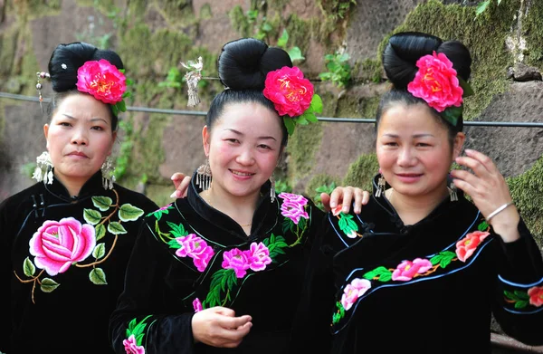 Kinesiska Kvinnor Miao Etnisk Minoritet Klädda Folkdräkter Miao Posera För — Stockfoto