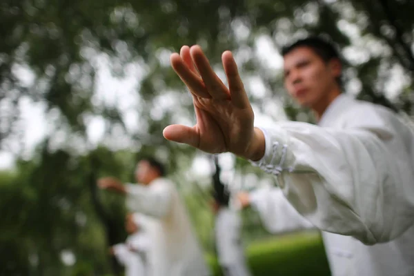 Kinesiske Blinde Studenter Praktiserer Taichi Beijing Kina August 2013 – stockfoto