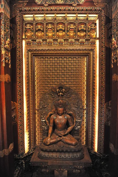 Eine Buddha Statue Und Aufwändige Vergoldete Dekorationen Sind Yin Tan — Stockfoto