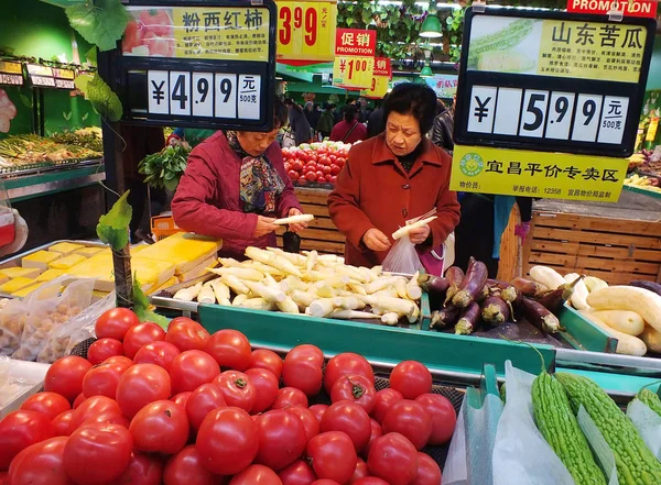 Clientes Chinos Compran Verduras Supermercado Ciudad Yichang Provincia Central Chinas —  Fotos de Stock