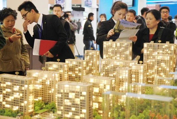 2013年4月19日 中国江苏省南京市房地产博览会上 中国购房者关注公寓楼的规模模型 — 图库照片