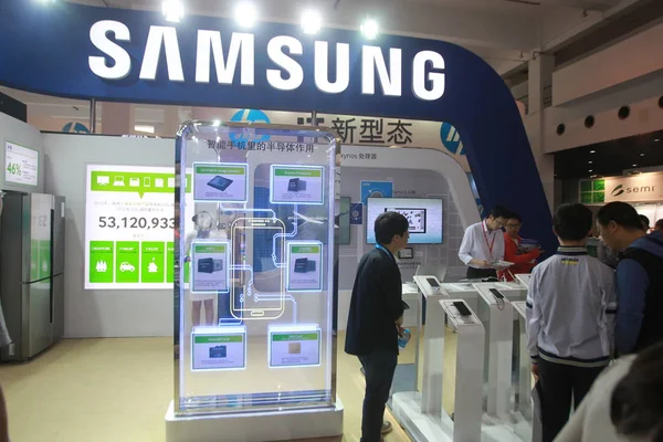 Les Gens Visitent Stand Samsung Lors Une Exposition Shanghai Chine — Photo