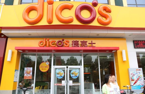 Πεζοί Περπατούν Πάνω Από Ένα Εστιατόριο Fastfood Dicos Στο Xuchang — Φωτογραφία Αρχείου