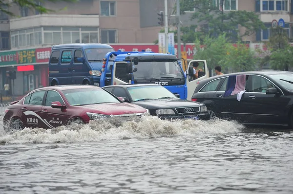2013년 16일 랴오닝성 선양시에서 폭우로 침수된 도로에서 자동차가 — 스톡 사진