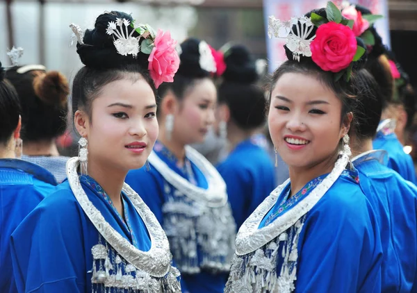 Kinesiska Kvinnor Miao Etnisk Minoritet Klädda Folkdräkter Miao Posera För — Stockfoto