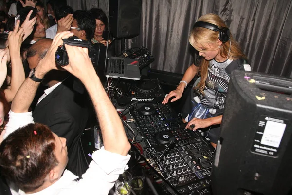 American Socialite Paris Hilton Giusto Lavora Come Night Club Dopo — Foto Stock