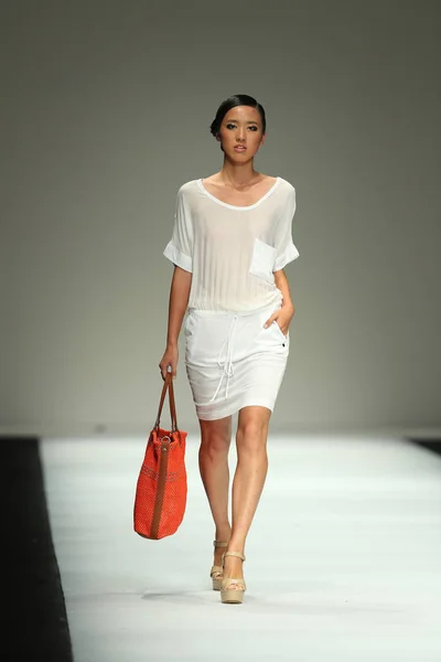 Model Wyświetla Nowe Stworzenie Mcg Pokaz Mody Podczas Shanghai Fashion — Zdjęcie stockowe