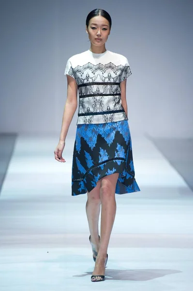 モデルは 2013 中国の王沛宜春夏 2014年コレクション ファッションのショーで王 Peiyi デザイナーによって新しい創造が表示されます — ストック写真