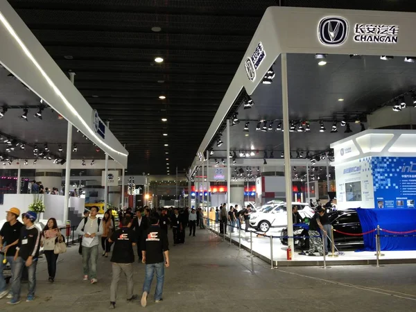 People Visit Stand Chongqing Changan Automboile 2013 Guangzhou International Automobile — Stock Photo, Image