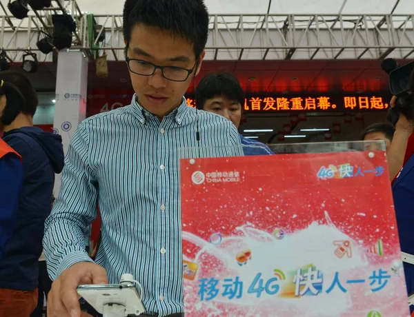 File Cliente Chino Prueba Teléfono Móvil Una Tienda China Mobile — Foto de Stock