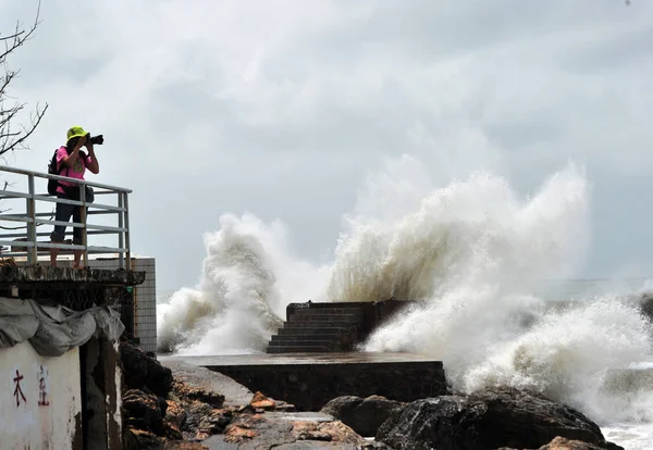 Huge Waves Caused Approaching Typhoon Nari Hit Seacoast Sanya South — Stock Photo, Image