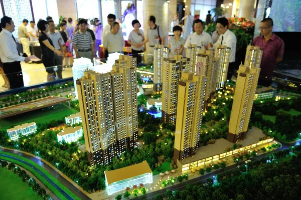 2013年8月18日 中国西北部甘肃省兰州市举行的房地产交易会上 中国购房者关注住宅项目的住房模型 — 图库照片