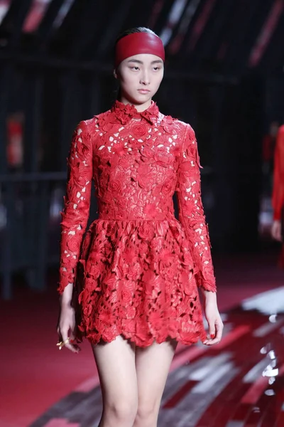 Model Wyświetla Nowe Stworzenie Kolekcji Shanghai Valentino Pokazie Mody Szanghaju — Zdjęcie stockowe