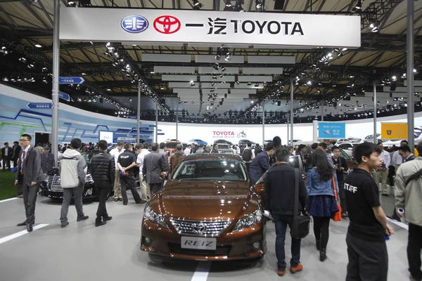 Los Visitantes Congregan Stand Toyota Durante 15ª Exposición Internacional Industria — Foto de Stock