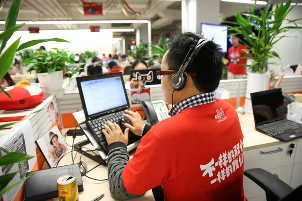 Čínští Zaměstnanci Pracují Svých Přepážkách Sídle Čínského Internetového Nákupního Webu — Stock fotografie