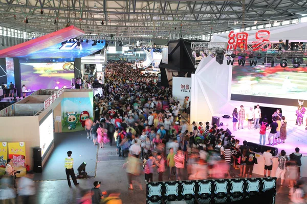 2012年7月27日 上海で開催された第10回中国デジタルエンターテインメントエキスポ カンファレンス Chinajoy 2012 来場者はNeteaseのスタンドや163 Comを集めました — ストック写真