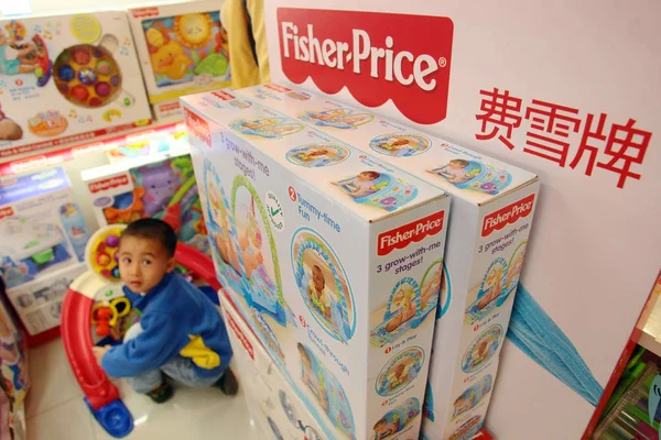 Молодий Хлопчик Грає Рибалкою Ціни Іграшки Mattel Магазині Шанхаї Китай — стокове фото
