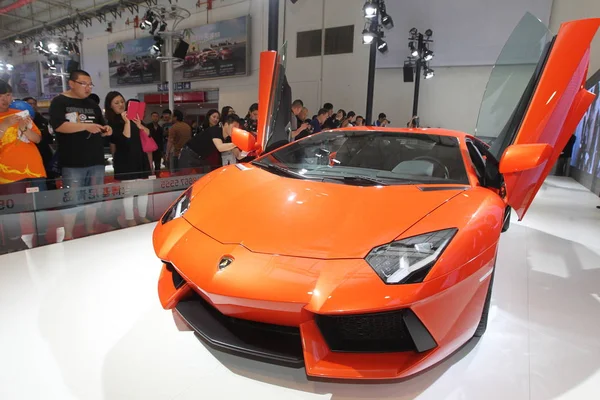 Látogatók Nézd Meg Lamborghini Sportautó Alatt Auto Show Ban Qingdao — Stock Fotó