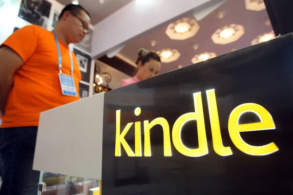 Kinesiska Anställda Ses Montern Kindle Paperwhite Tablett Amazon Utställning Shanghai — Stockfoto