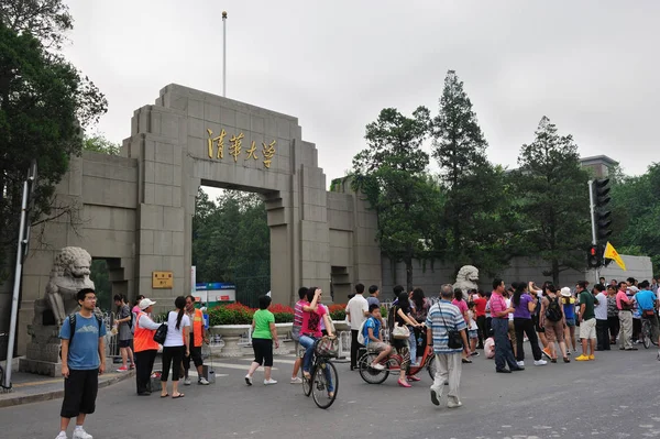 Gente Para Puerta Occidental Universidad Tsinghua Beijing China Agosto 2011 — Foto de Stock