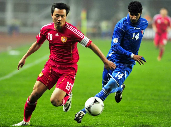 中国のガオ リンは Mesaad アンツィの中央中国湖南省の友好的なサッカーの試合において クウェートのアル シャインに挑戦し 2月22日2012 — ストック写真