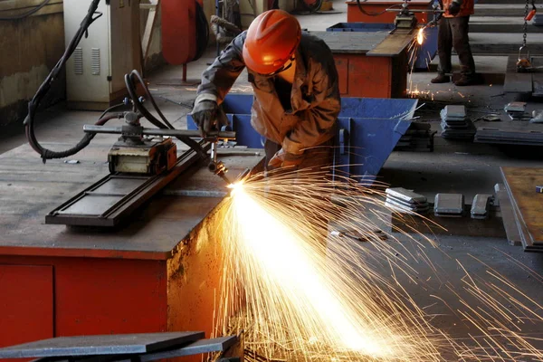 Trabajador Chino Procesa Productos Acero Una Fábrica Equipos Mecánicos Huaibei —  Fotos de Stock