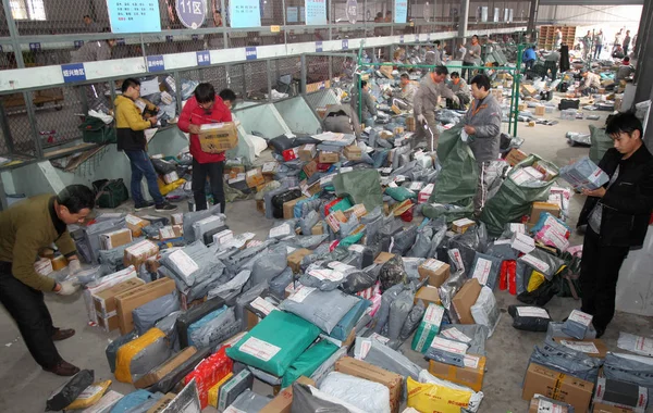 Китайские Рабочие Сортируют Посылки Большинство Которых Поступают Интернет Магазинов Перевалочном — стоковое фото