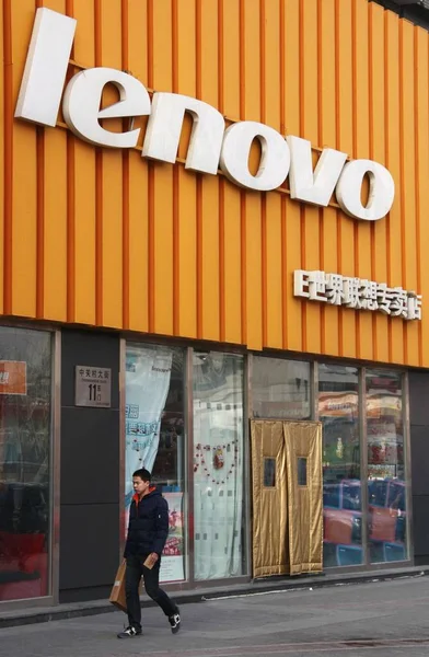 Bir Yaya Pekin Lenovo Bir Mağaza Geçmiş Yürür Çin Ocak — Stok fotoğraf