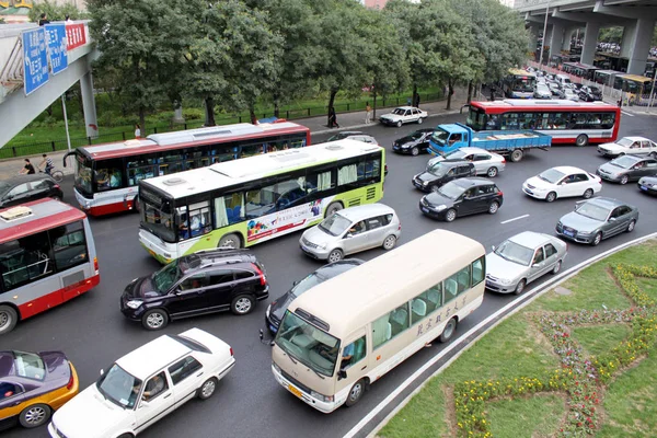 Masas Automóviles Autobuses Mueven Lentamente Atasco Tráfico Durante Hora Punta — Foto de Stock