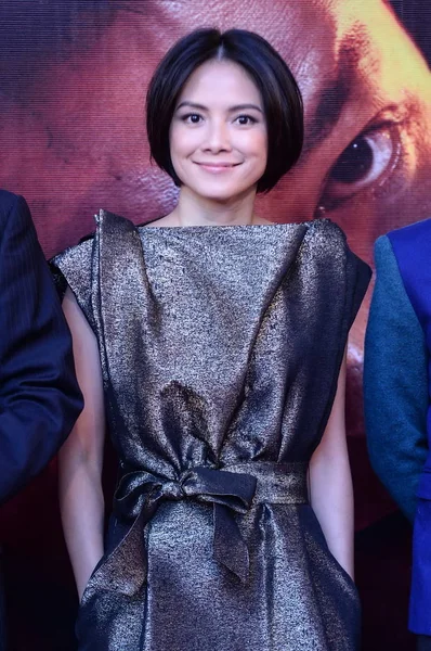 マレーシアの女優アンジェリカ リーは 彼女の新しい映画のうちインフェルノ 2013 日のプリミアの間ポーズします — ストック写真