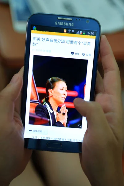 Chinese Man Uses His Samsung Smartphone Check News Voice China — Stock Photo, Image