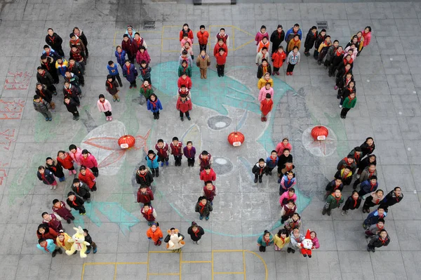 2013年12月31日 在浙江省宁波市一所小学 年轻的中国学生排队参加 快乐2014 庆祝即将到来的新年 — 图库照片