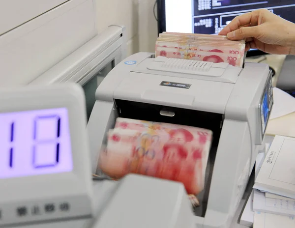 Membro Equipe Coloca Notas Rmb Renminbi Yuan Uma Máquina Contagem — Fotografia de Stock