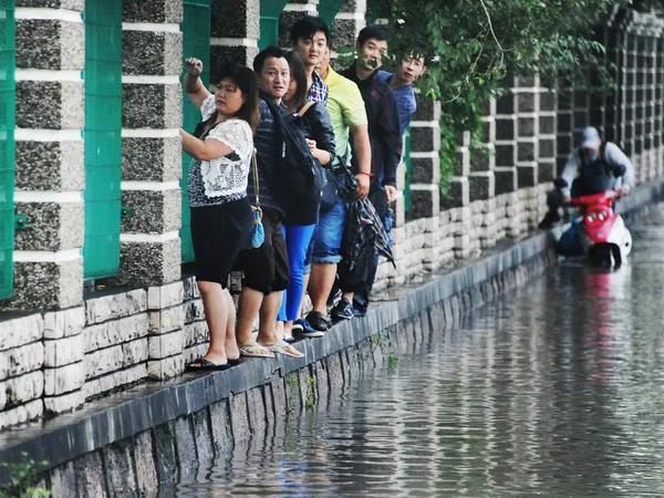 Pedestrians Walk Carefully Walls Flooded Road Heavy Rains Caused Typhoon — Stock Photo, Image