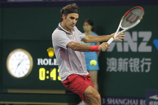 Roger Federer Aus Der Schweiz Gibt Den Ball Während Eines — Stockfoto