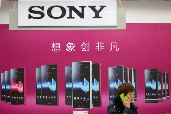 Egy Gyalogos Használ Mozgatható Telefon Előtt Egy Hirdetés Részére Sony — Stock Fotó