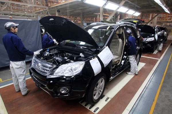 Trabajadores Fábricas Chinas Montan Suv Línea Montaje Una Planta Automóviles — Foto de Stock